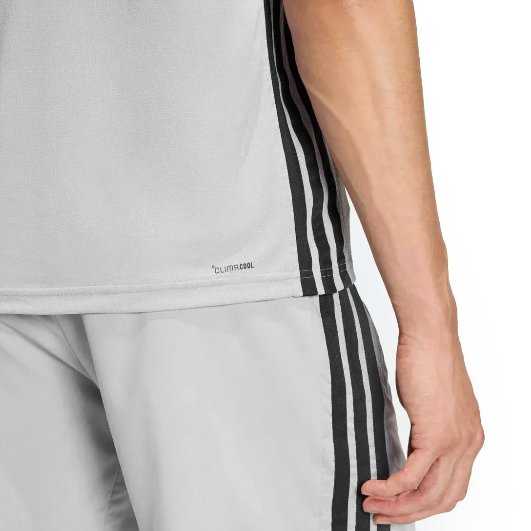 Camiseta Adidas Workout Essentials Masculina Cinza claro vista frontal com detalhes de tecido